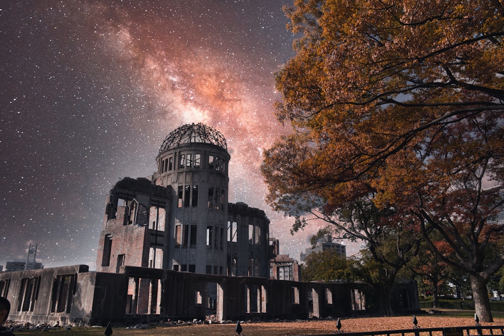 Un gran edificio con un cielo lleno de estrellas