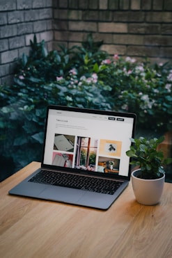 Una computadora portátil sobre una mesa de madera.