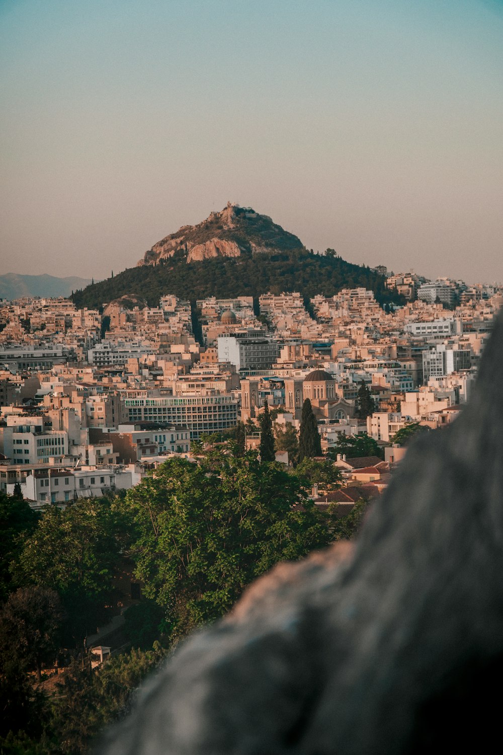 Una vista de una ciudad con una montaña al fondo