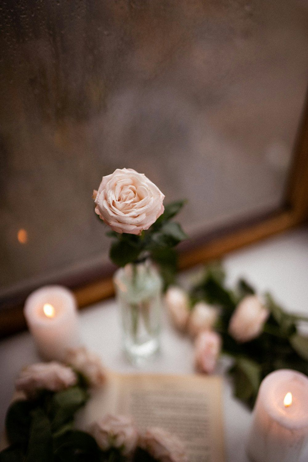 テーブルの上の花瓶とキャンドル