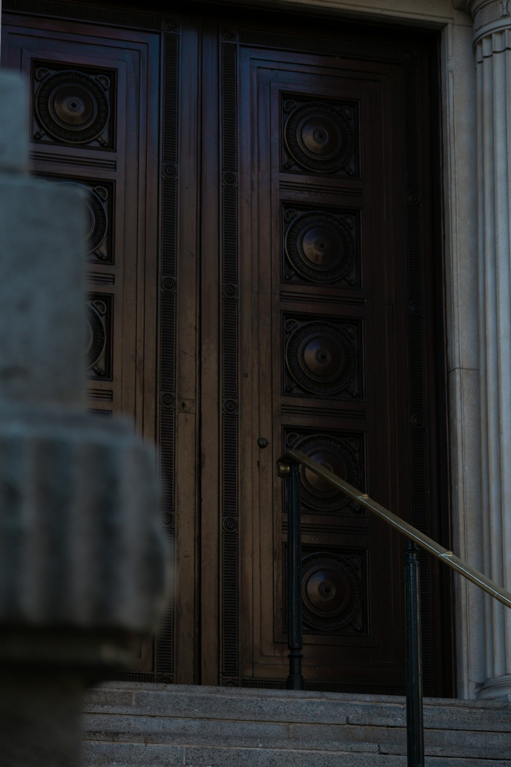 a man in a suit and tie standing outside of a building