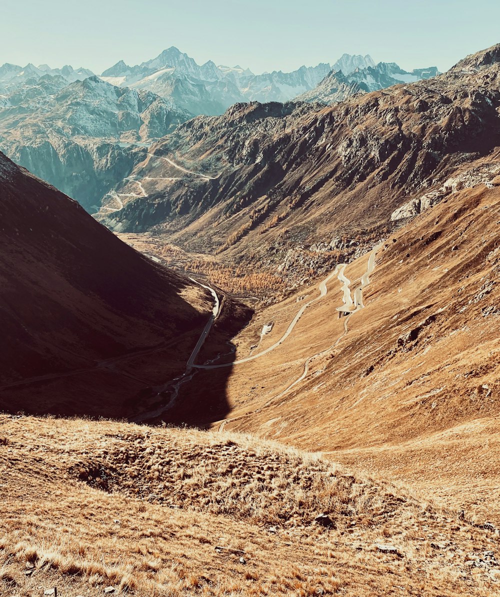 una vista de una montaña con un camino que la atraviesa