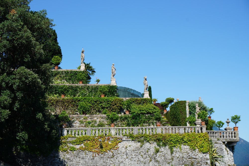 ein Gebäude mit Statuen auf der Spitze