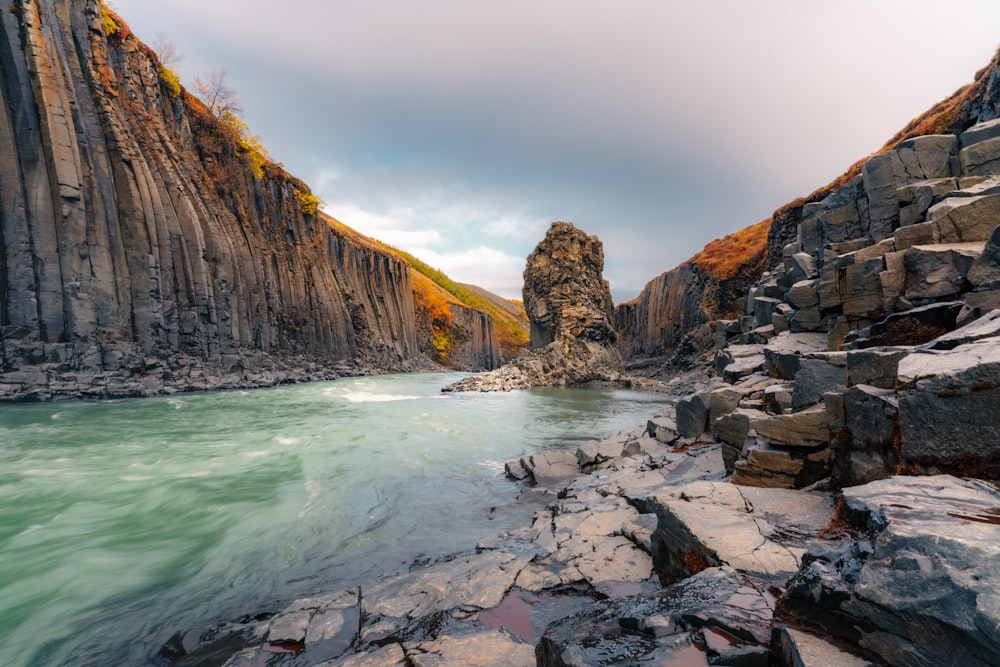 Eine Schlucht mit einem Berg im Hintergrund