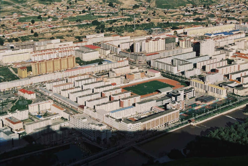 Una vista aérea de una gran ciudad con edificios