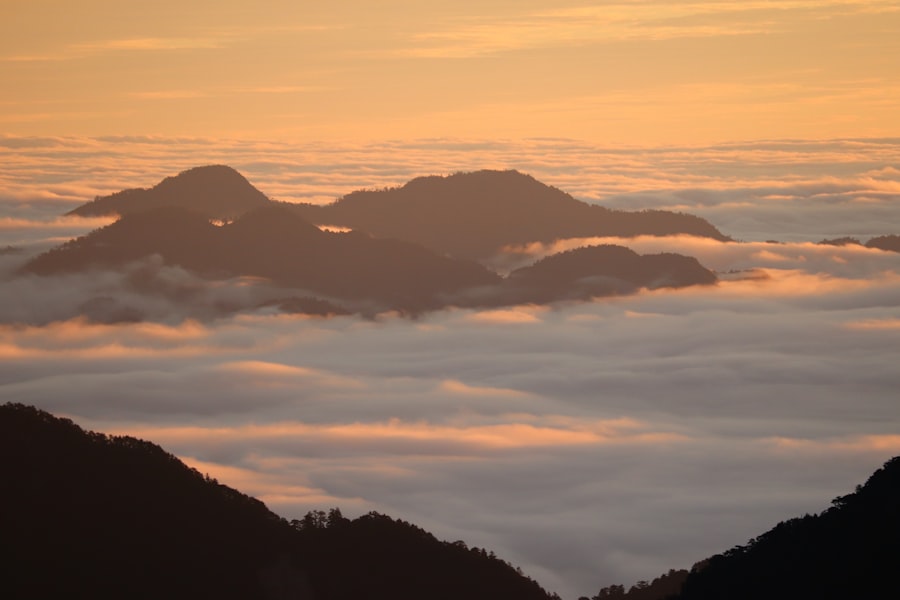 熱氣球在山谷上空升起的清晨景象