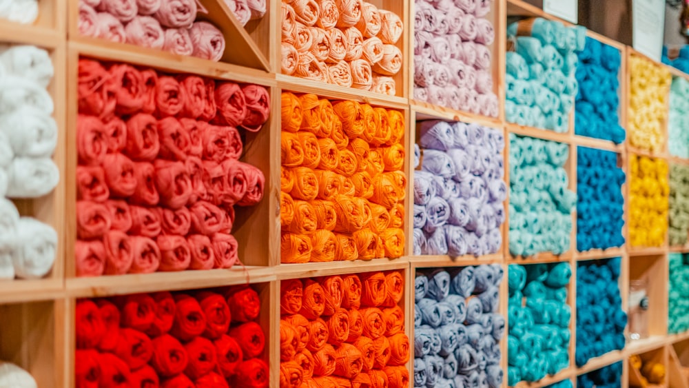 un'esposizione di diversi filati colorati in un negozio