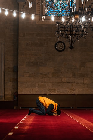 a person kneeling down on a red carpet