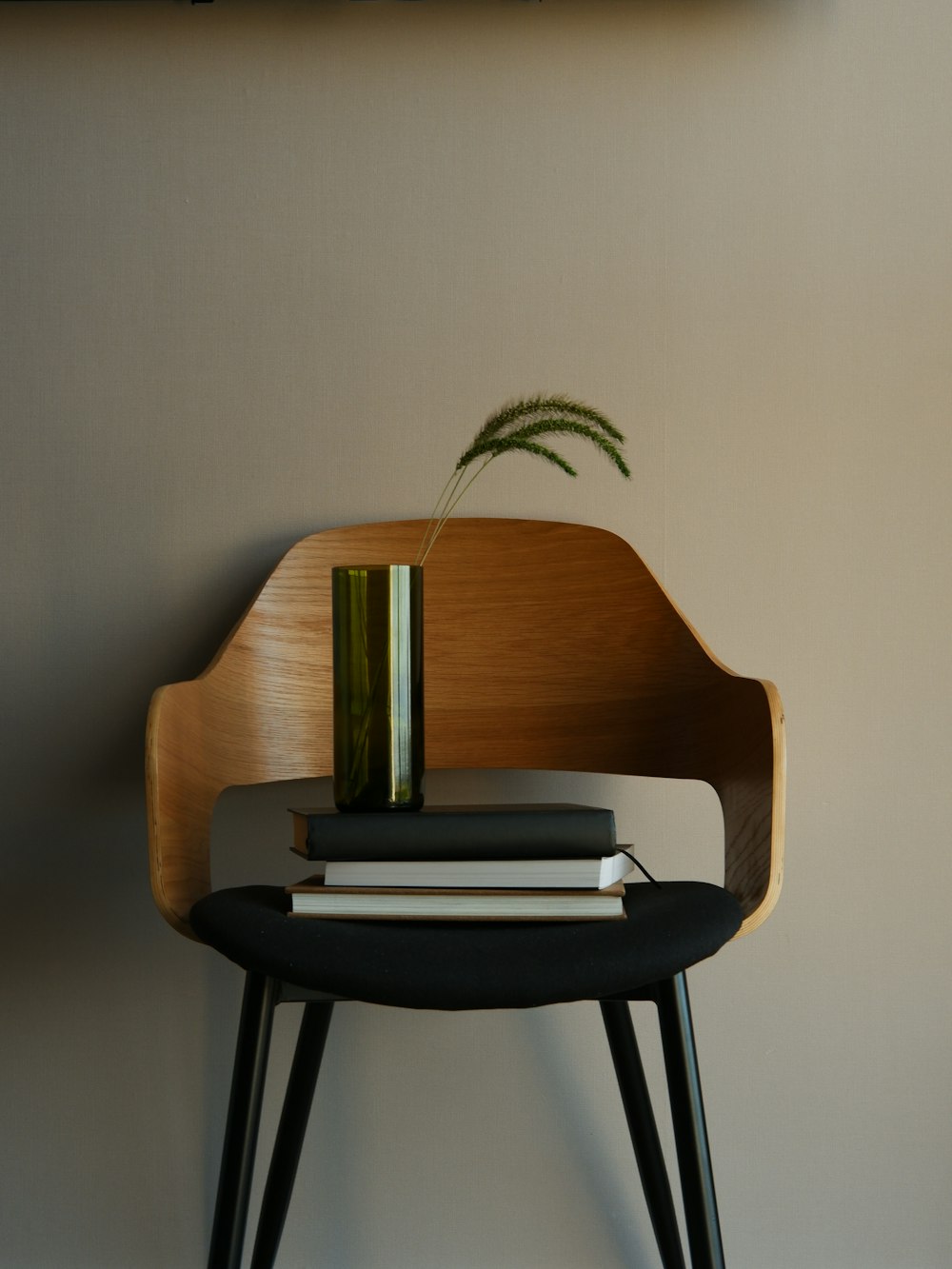 una sedia di legno con una pianta sopra di essa