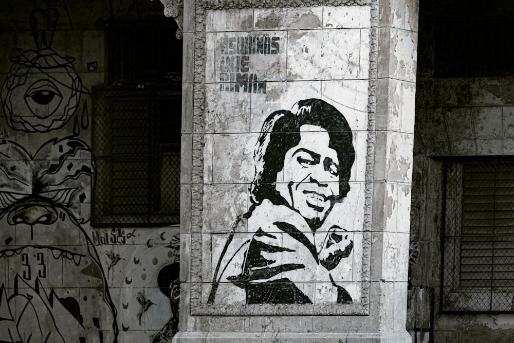 Un'immagine di un uomo dipinto sul lato di un edificio