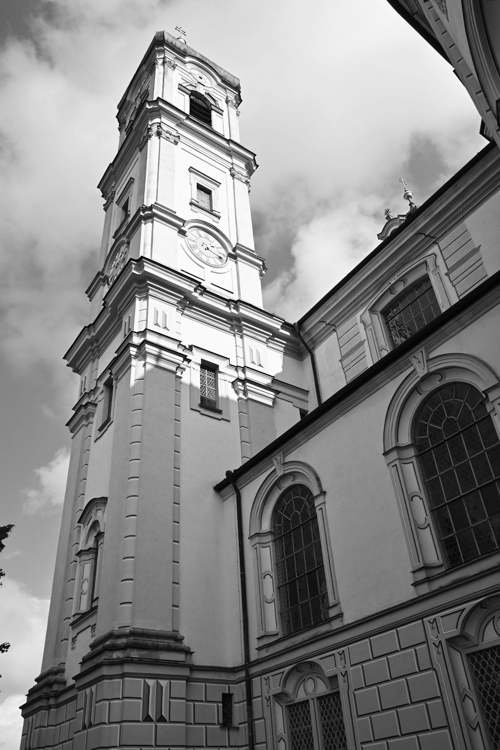 uma foto em preto e branco de uma torre do relógio