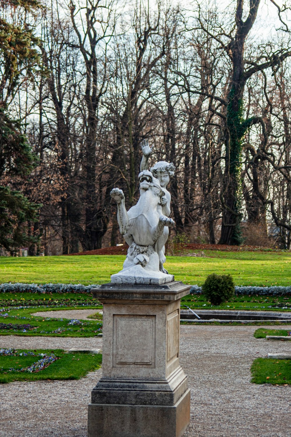 Una estatua de un hombre montando a caballo en un parque