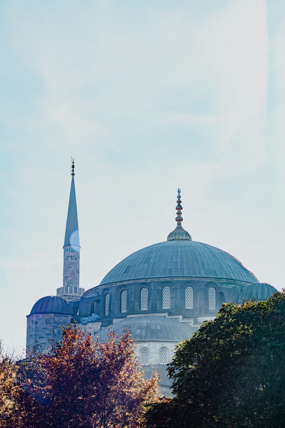 ein großes Gebäude mit einer blauen Kuppel und einem Kirchturm