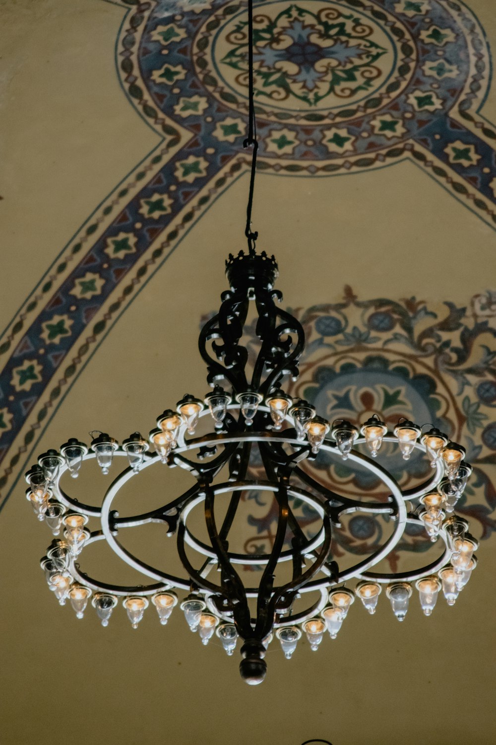 Una lámpara de araña colgando del techo en una habitación