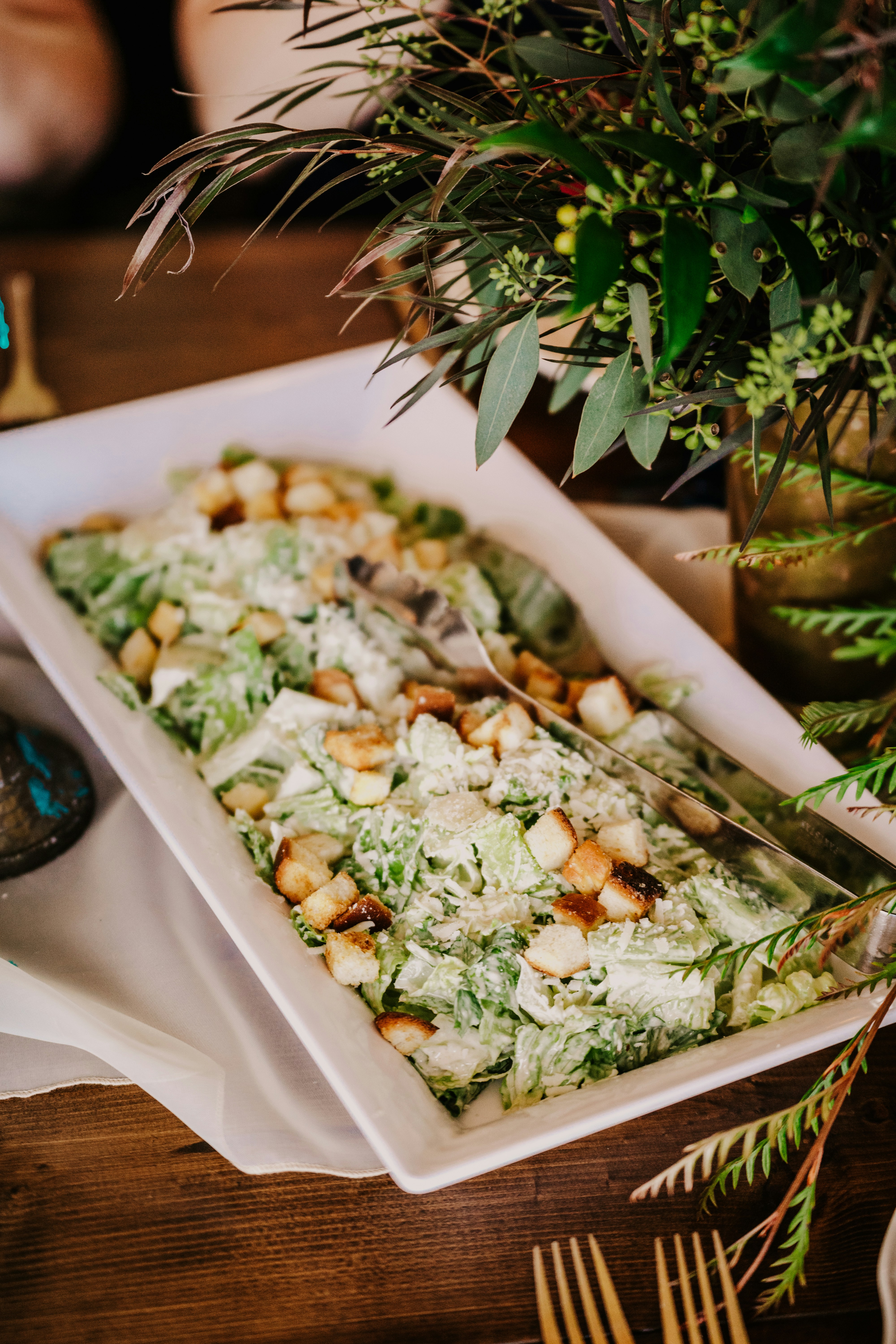 una bandeja de comida encima de una mesa de madera
