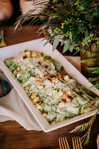 Ensalada premium con crutones dorados.