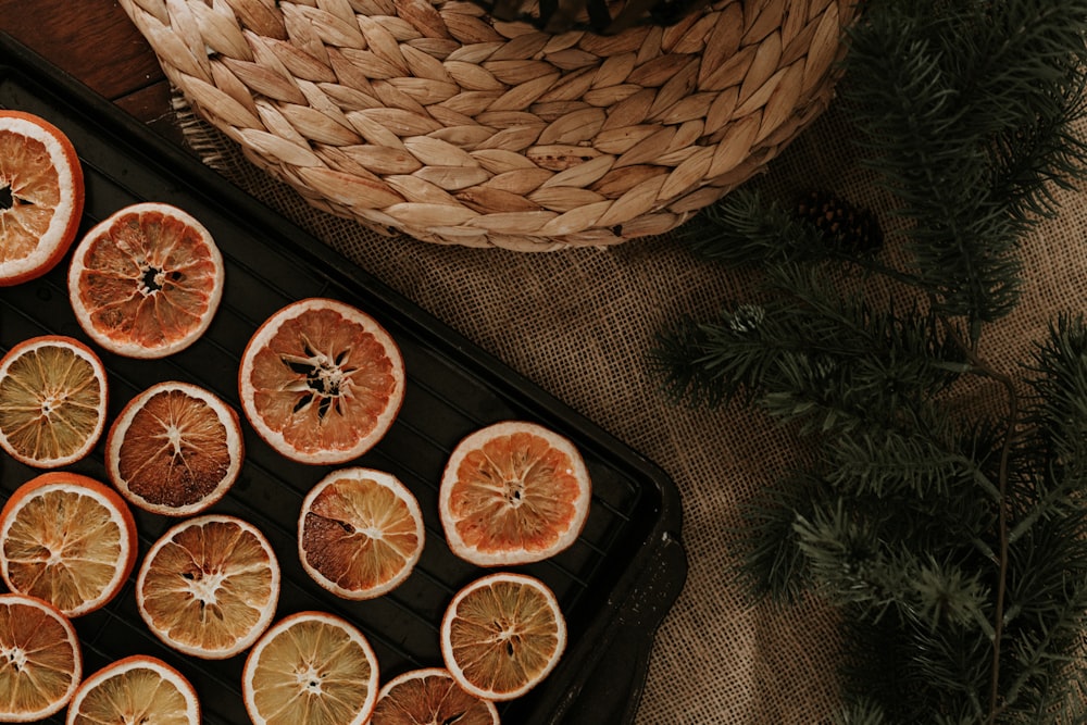 un plateau d’oranges tranchées posé sur une table