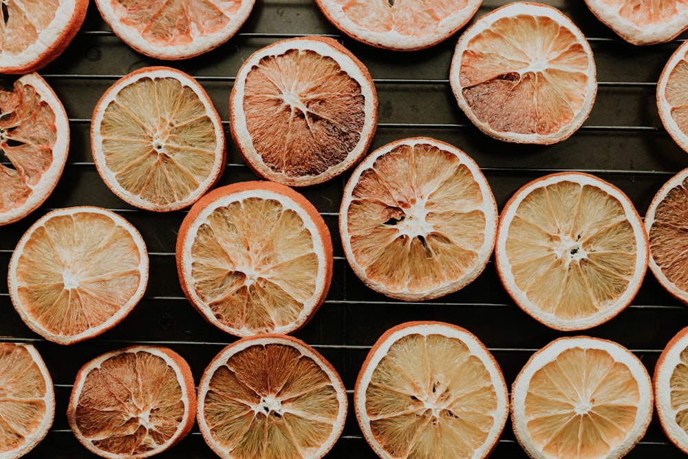 un bouquet d’oranges qui sont sur une grille