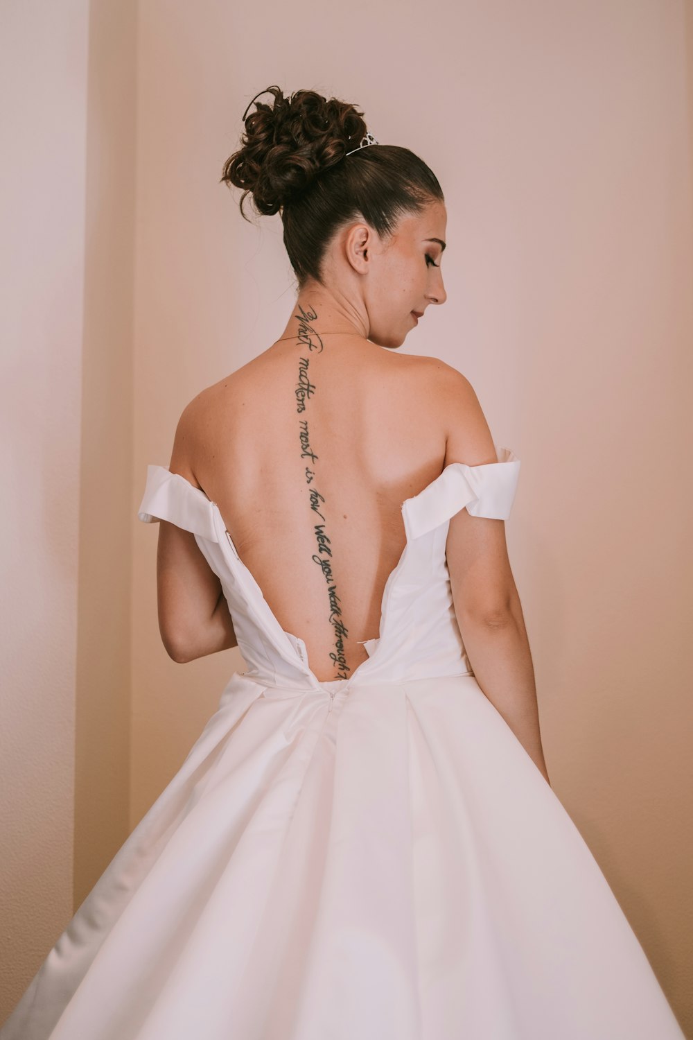 Foto Una mujer con un vestido blanco con un tatuaje en la espalda – Imagen  Ropa gratis en Unsplash