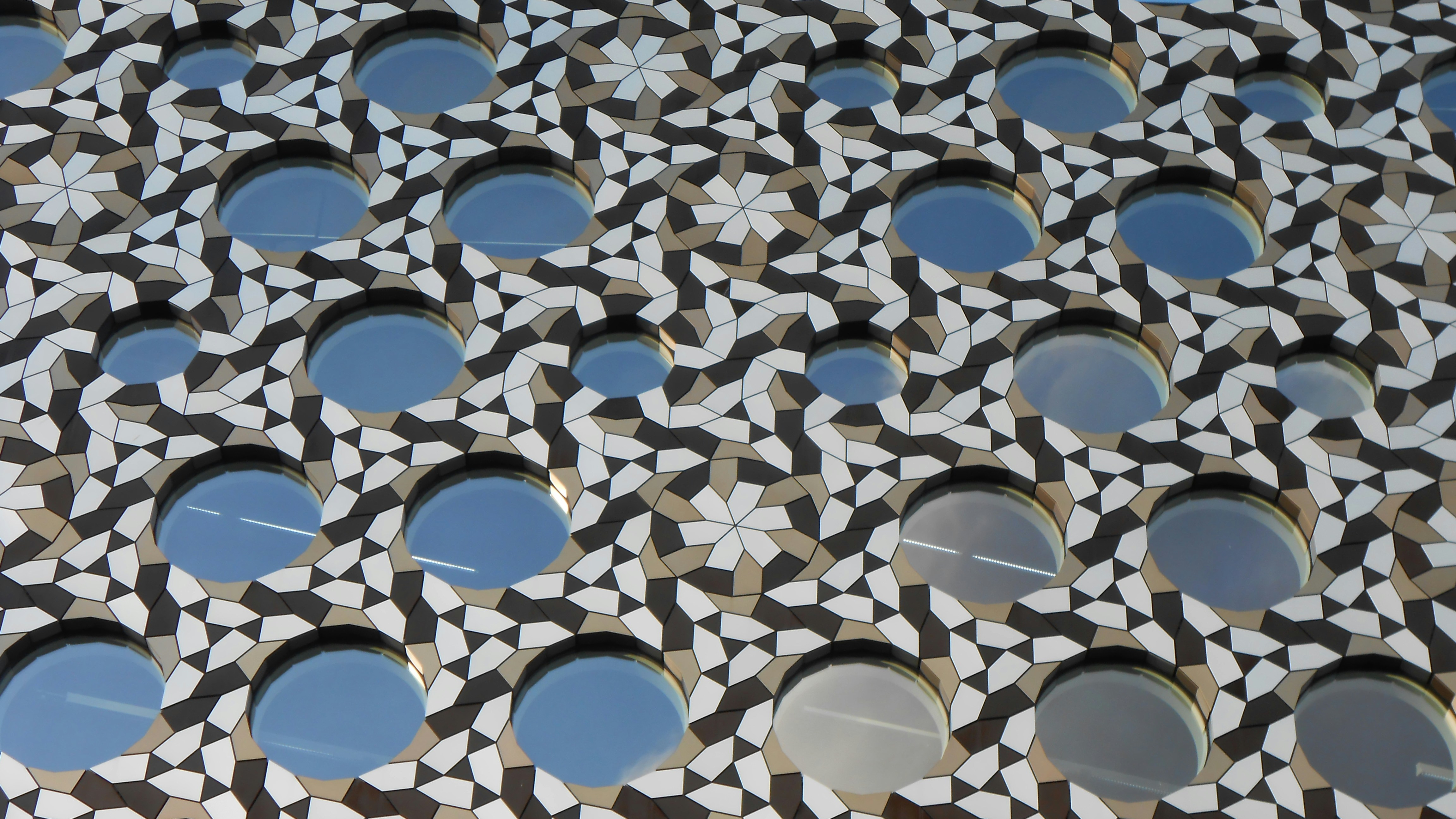 Circular window building