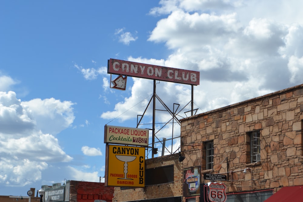 Un edificio in mattoni con un cartello che dice Canyon Club