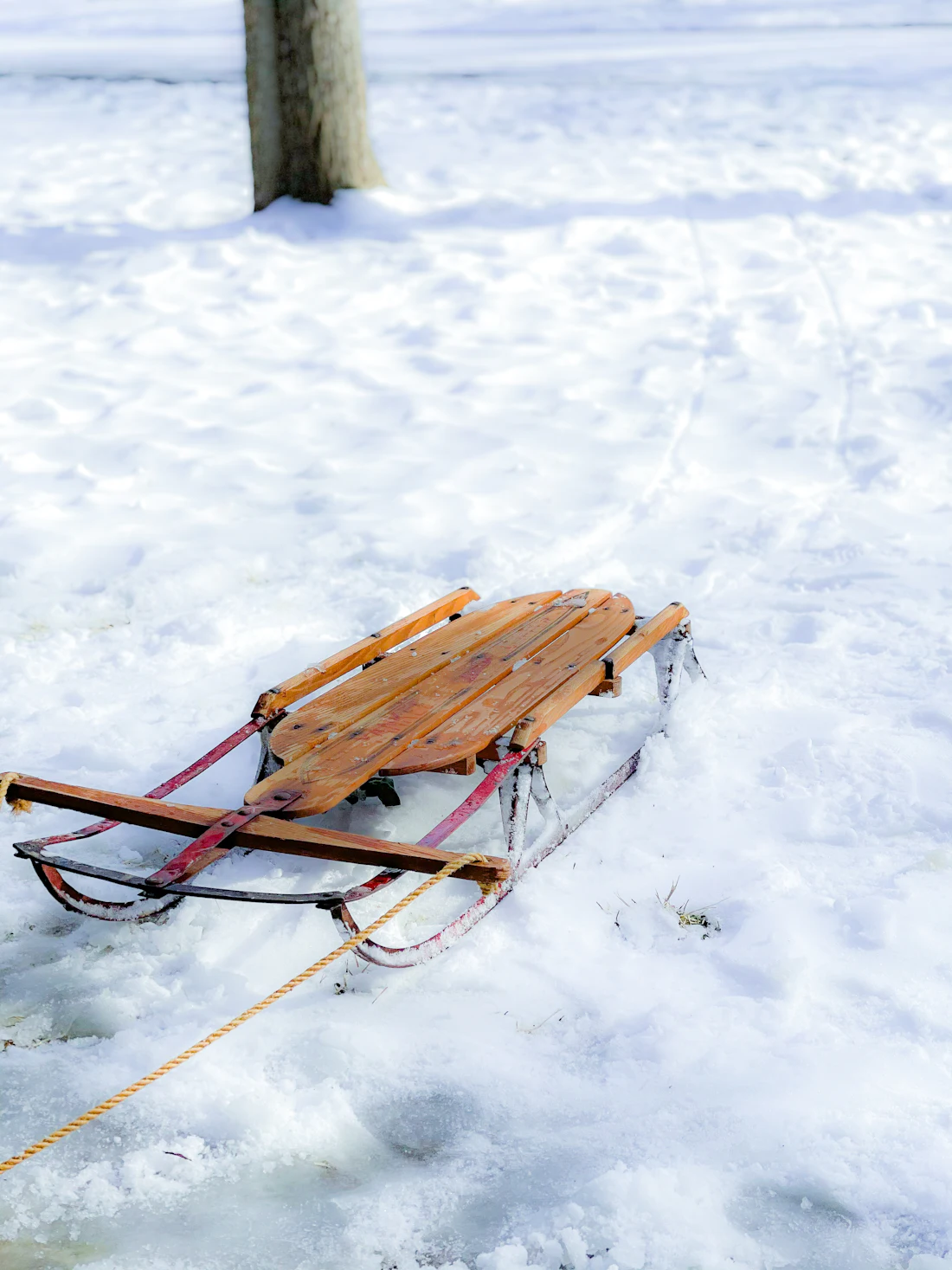 Houten slee in de sneeuw