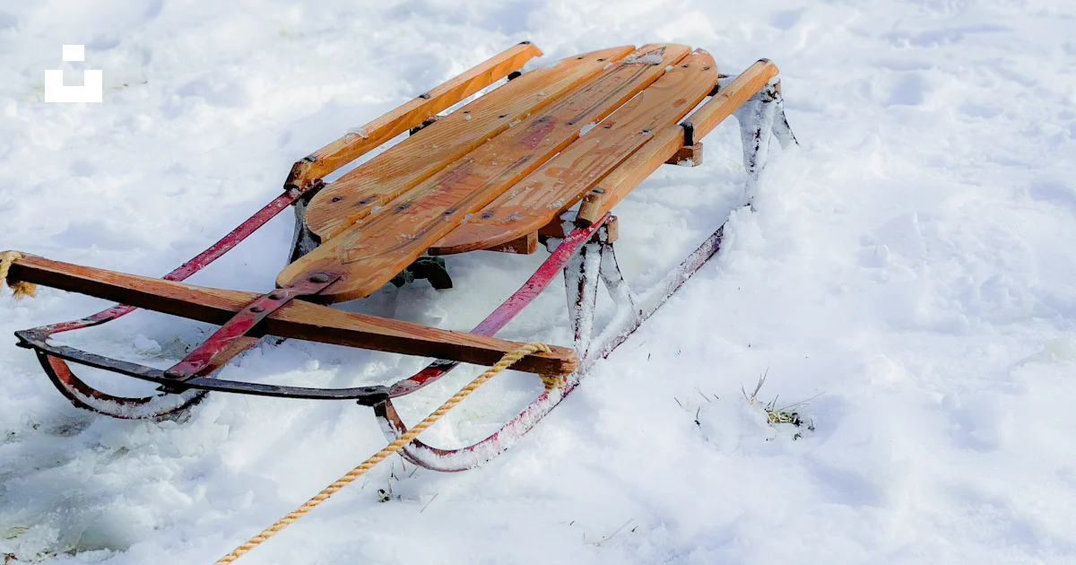 雪の中で木製のそりが取り付けられたそりの写真 – Unsplashのフォートワースの無料画像