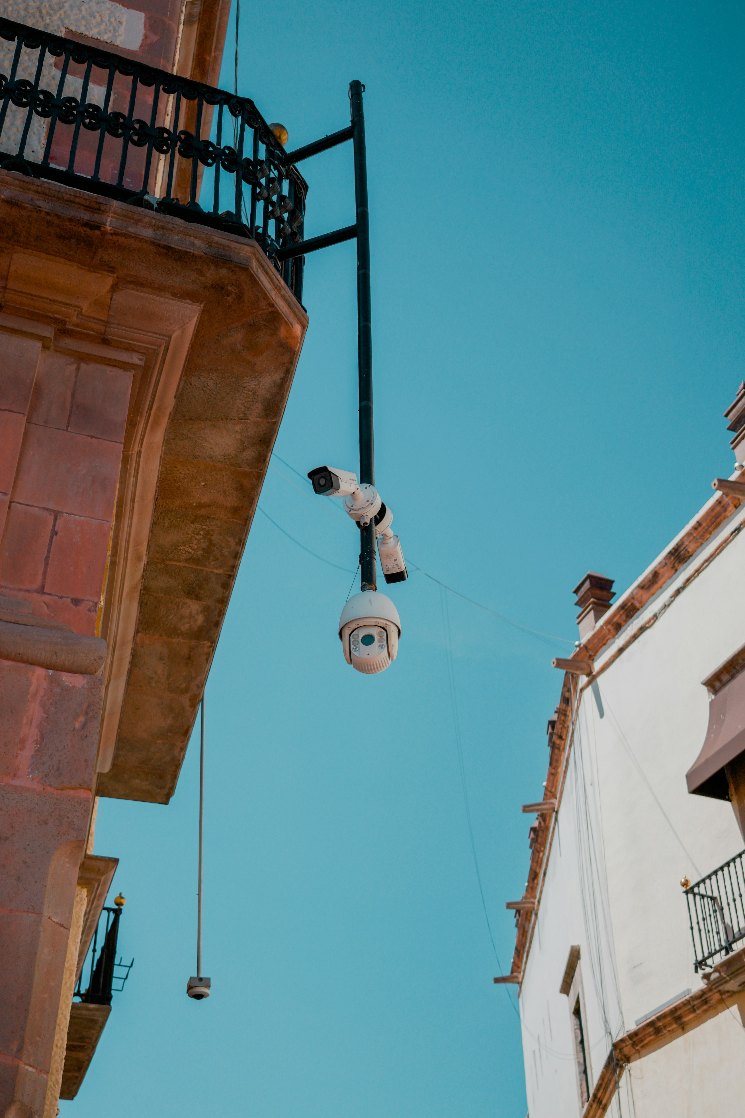 Cámaras de vigilancia en fachadas de una ciudad en un pueblo mágico.