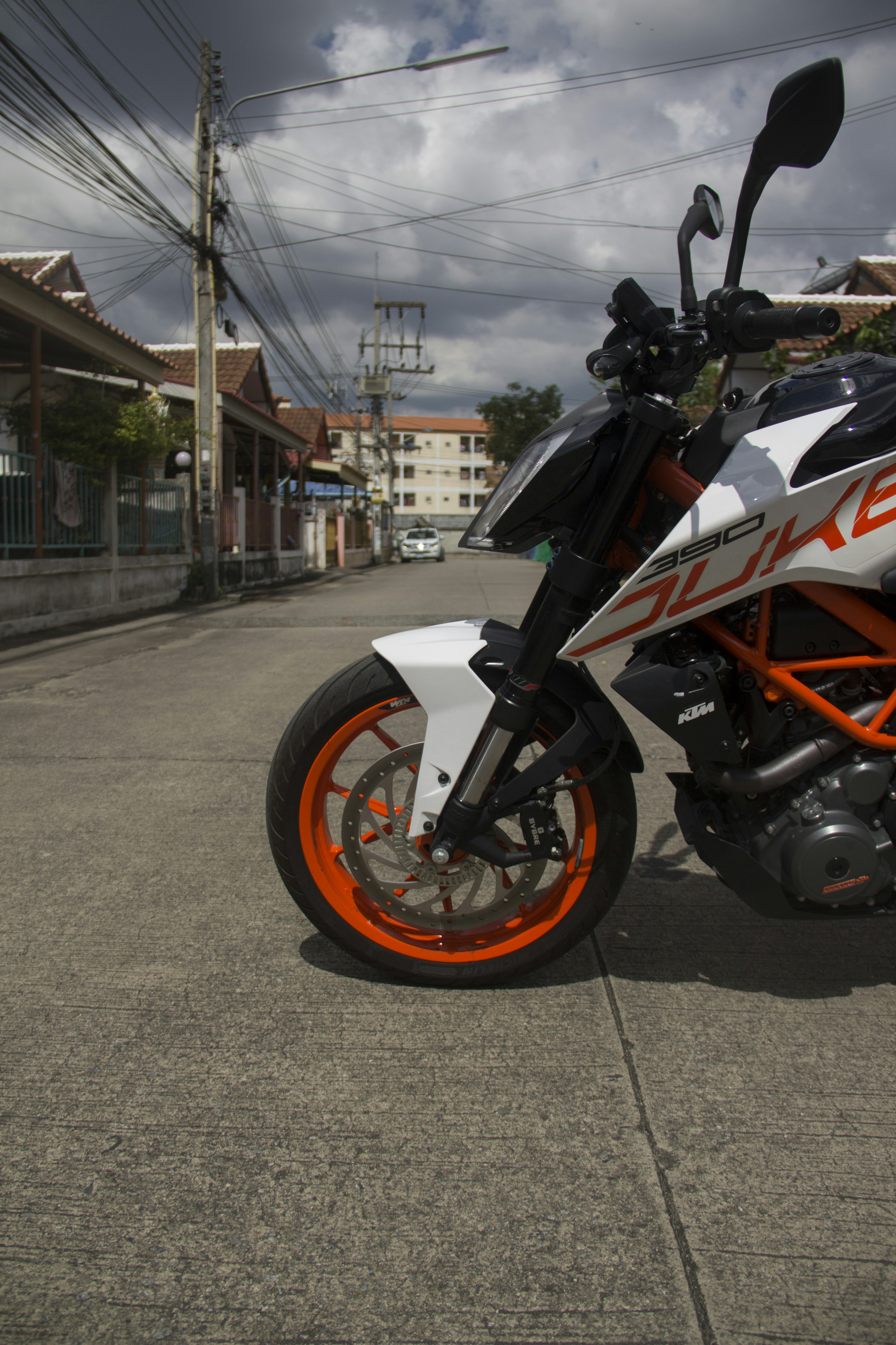 KTM Duke 200 naranja en ambiente urbano con estilo agresivo