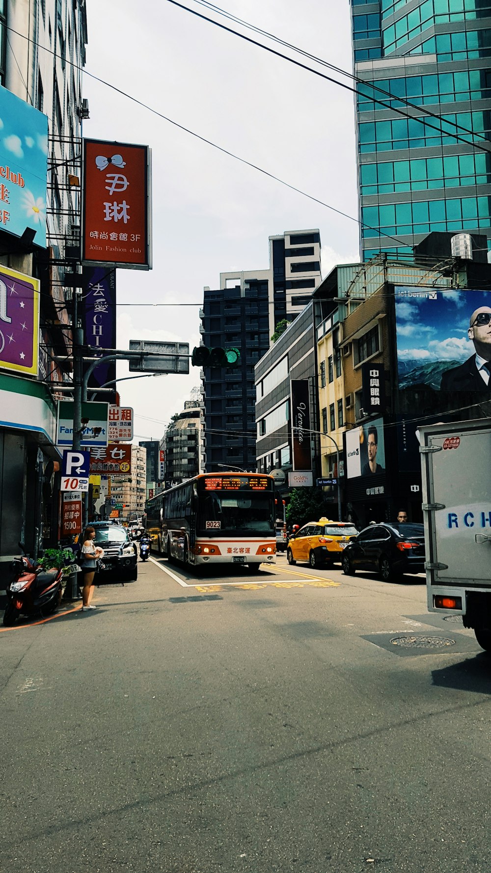 a city street filled with lots of traffic