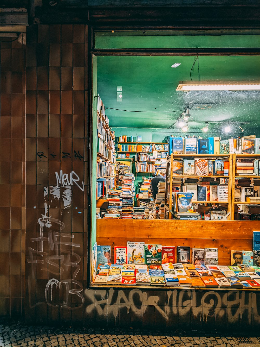 Eine Buchhandlung mit vielen ausgestellten Büchern