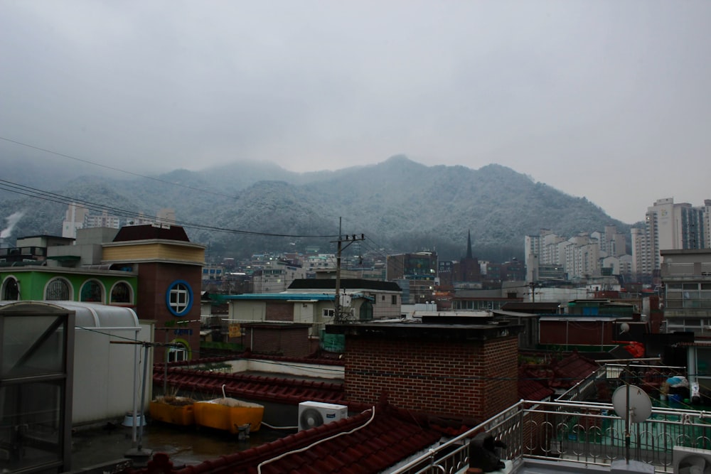 Una vista di una città con le montagne sullo sfondo