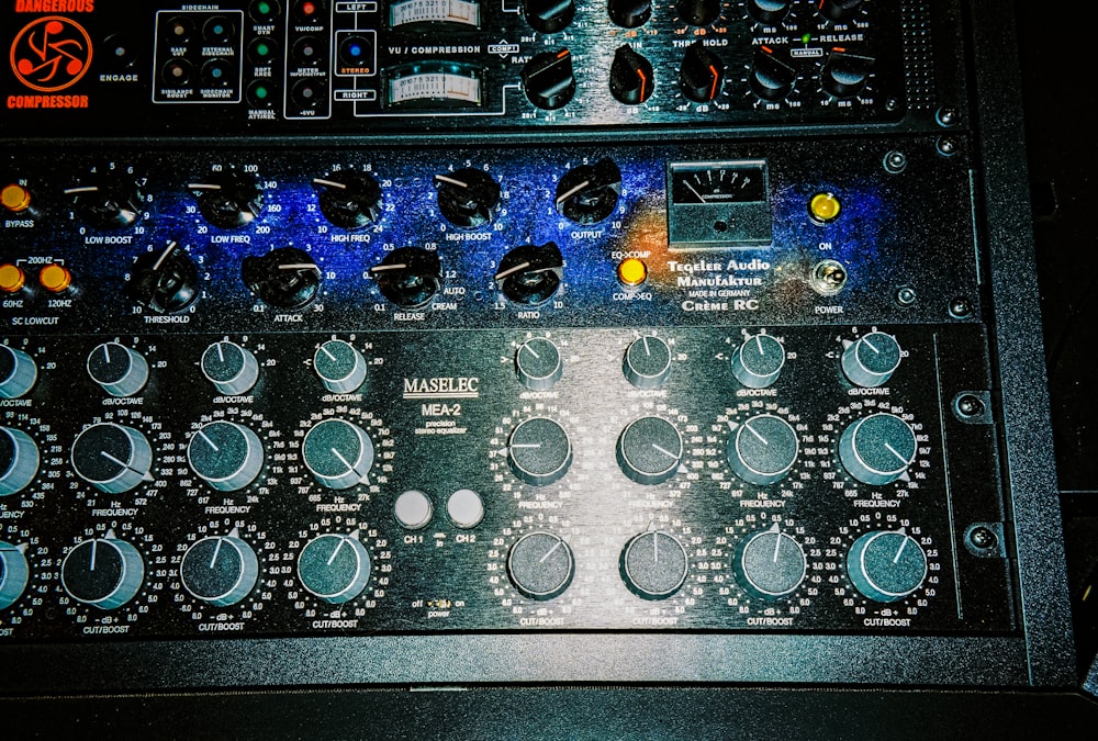 um close up de um painel de controle com botões
