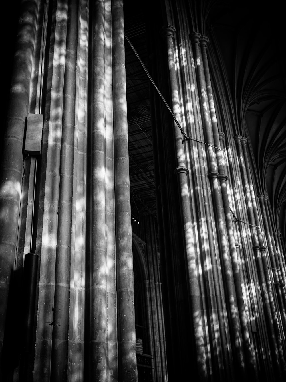 Una foto en blanco y negro de una catedral