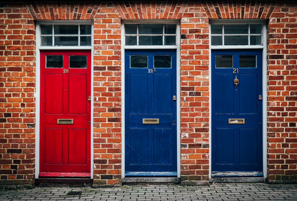 レンガ造りの建物の2つの赤と青のドア