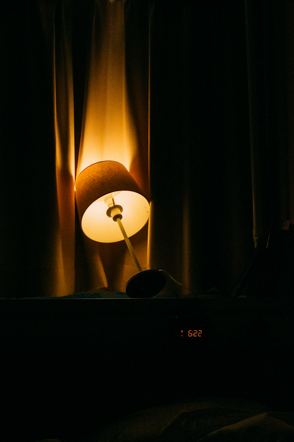 テーブルの上に座っているランプ