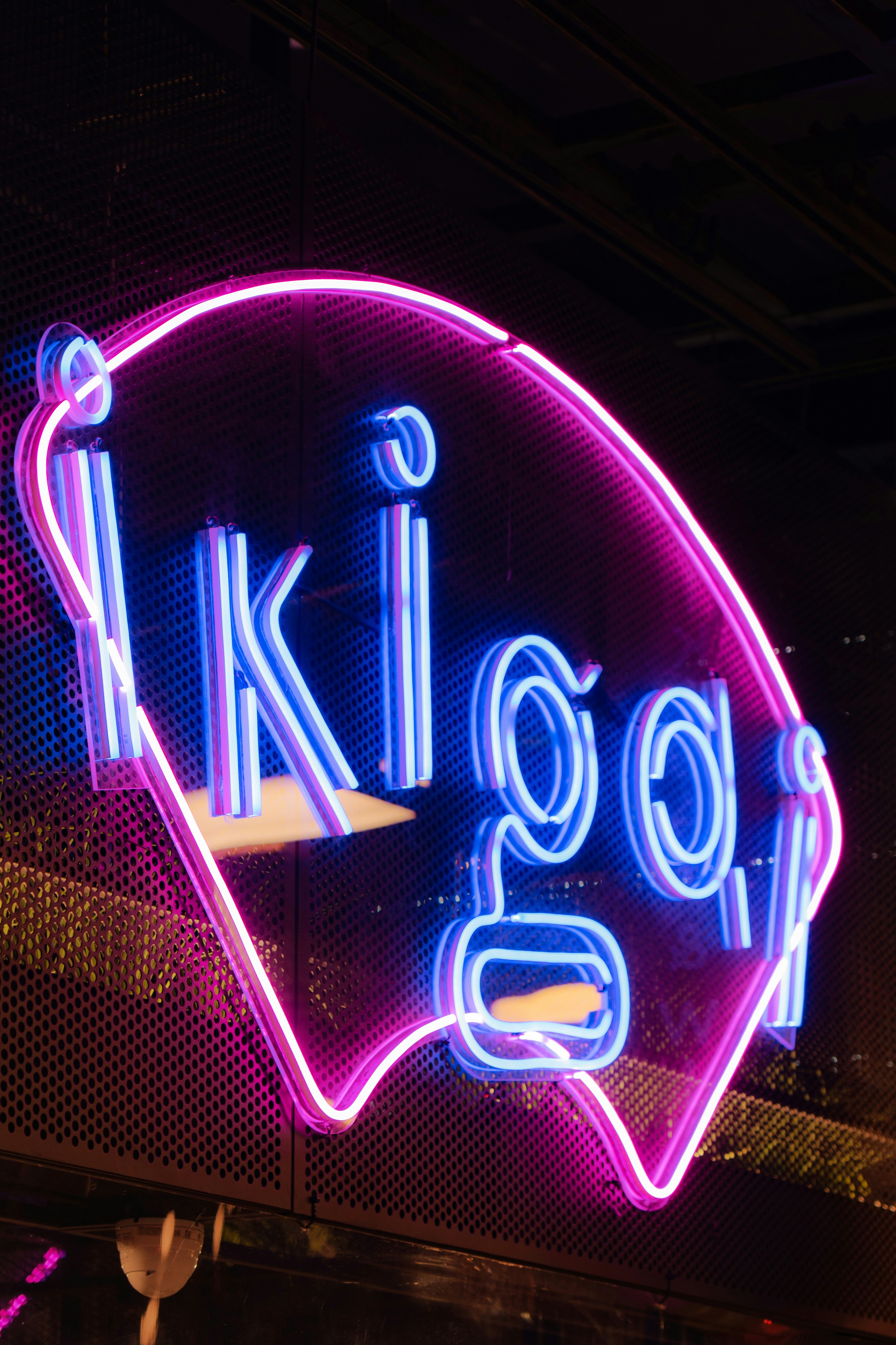 Tanda neon yang bertuliskan Nikoga di atasnya
