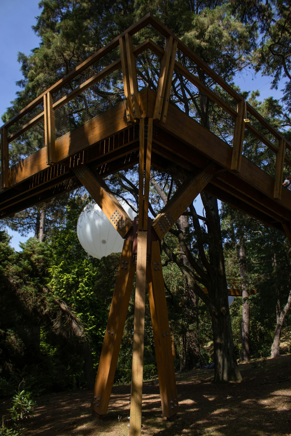 una estructura de madera con un frisbee blanco en ella