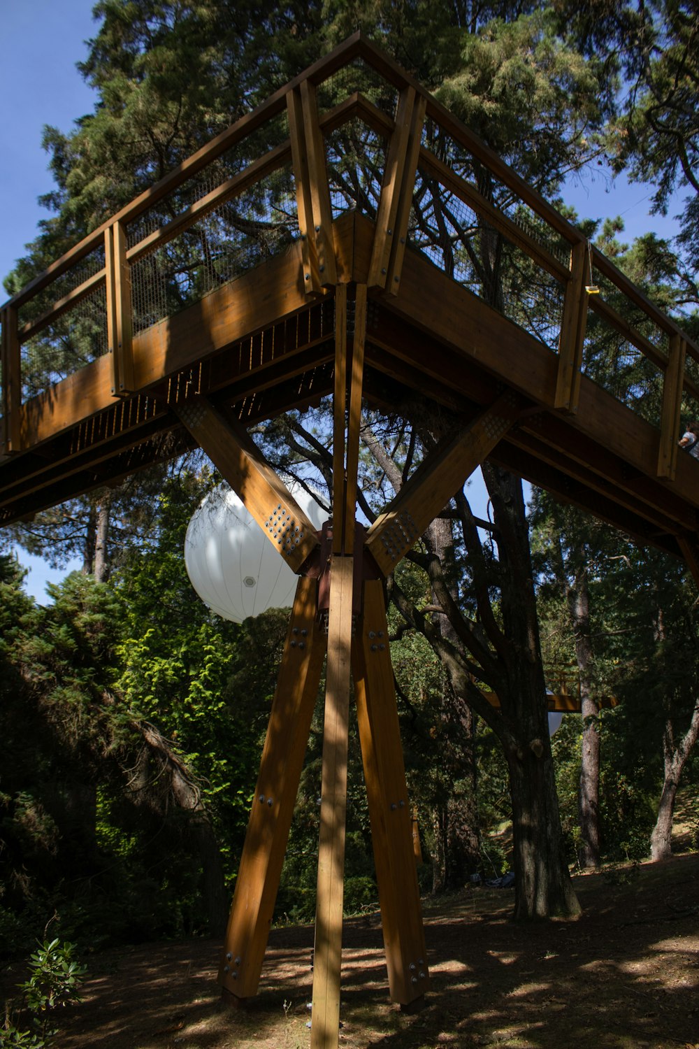 una struttura in legno con un frisbee bianco