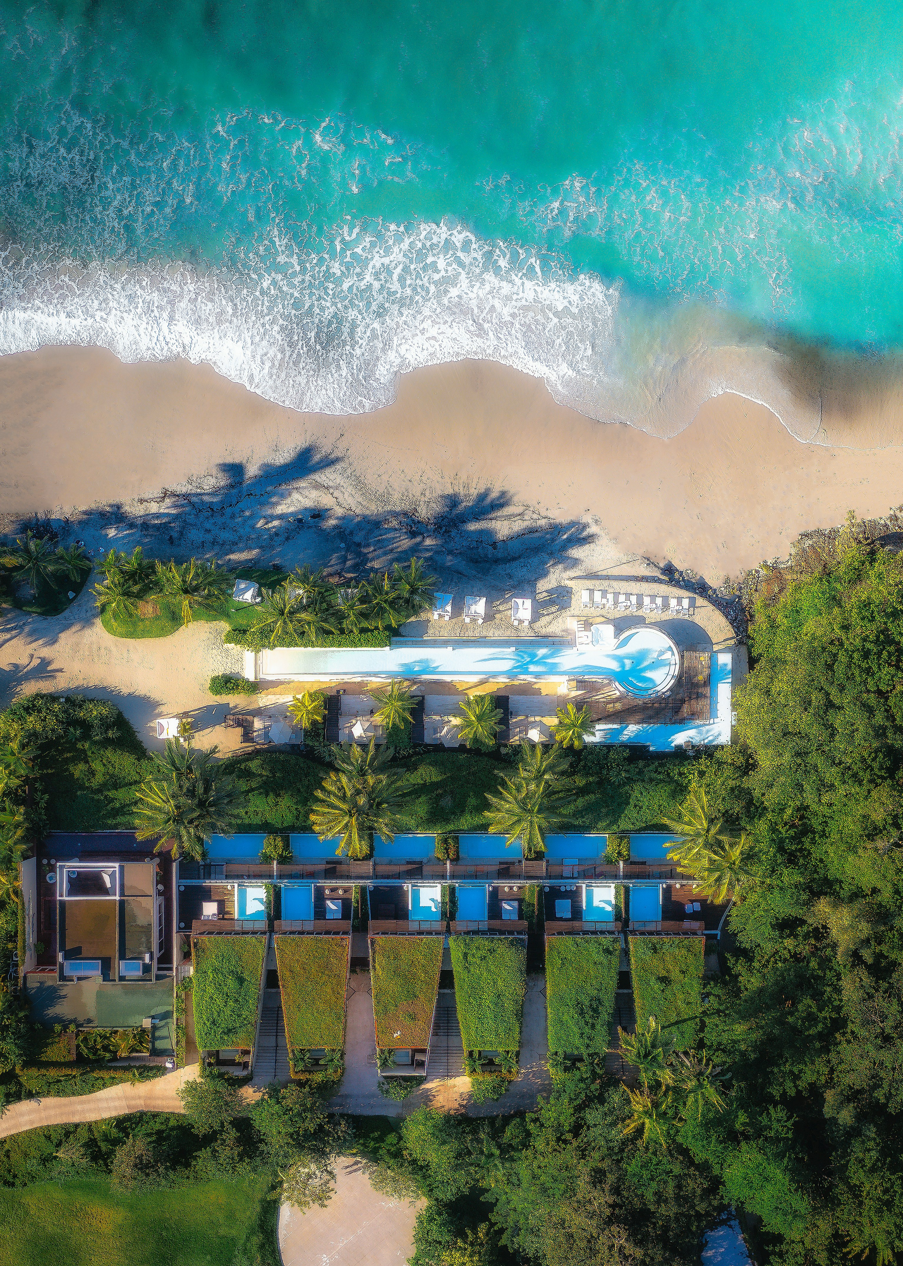 Una vista de pájaro de un resort en la playa