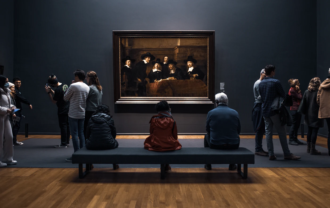 Groep bezoekers bekijkt een schilderij in een museum