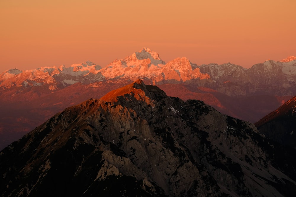 une vue du sommet d’une montagne au coucher du soleil