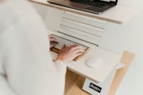 Personne travaillant sur un clavier d'ordinateur