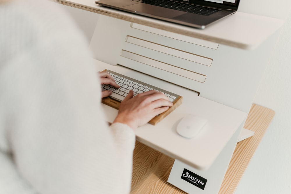 uma pessoa está digitando em um teclado de computador