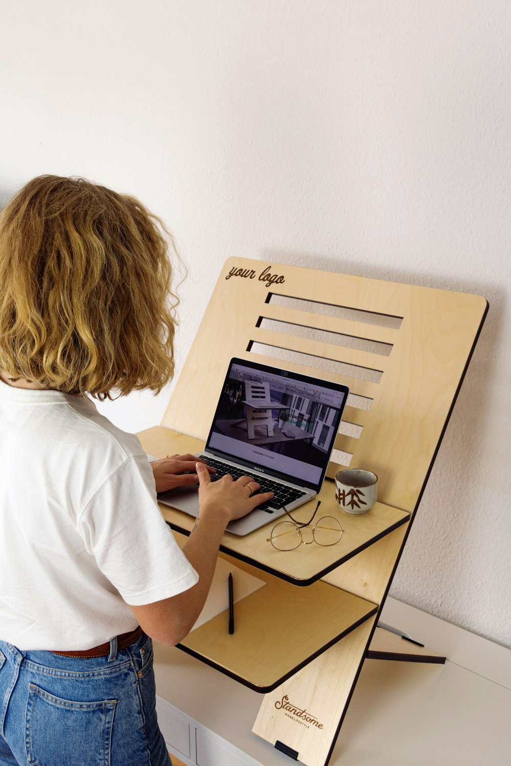 Un niño usando una computadora portátil en un soporte