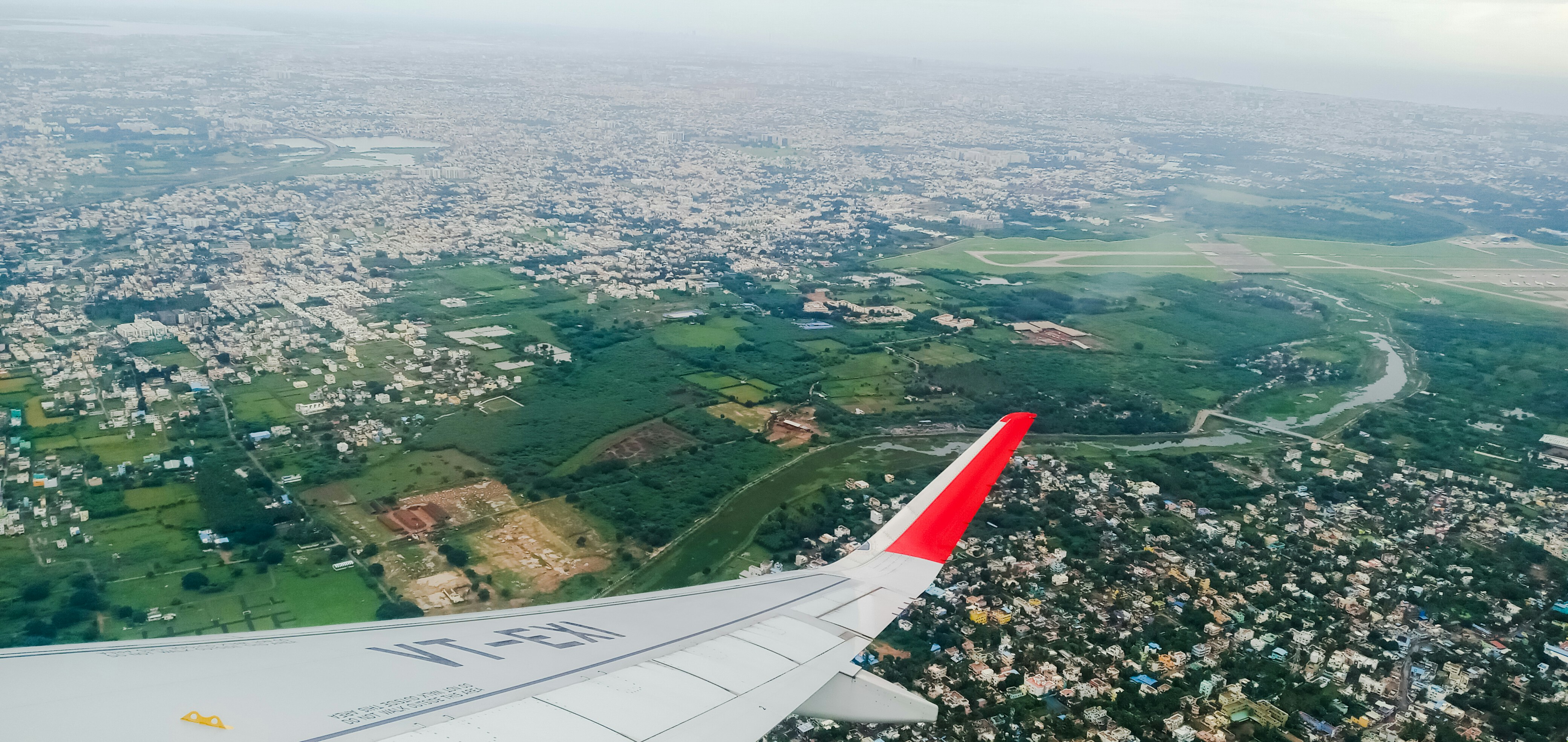 मणिपुर की सड़कों पर विरोध प्रदर्शन करते हुए लोगों की भीड़, उनके हाथों में न्याय की मांग वाले पोस्टर और बैनर हैं। कुछ लोग मशालें लिए हुए हैं।