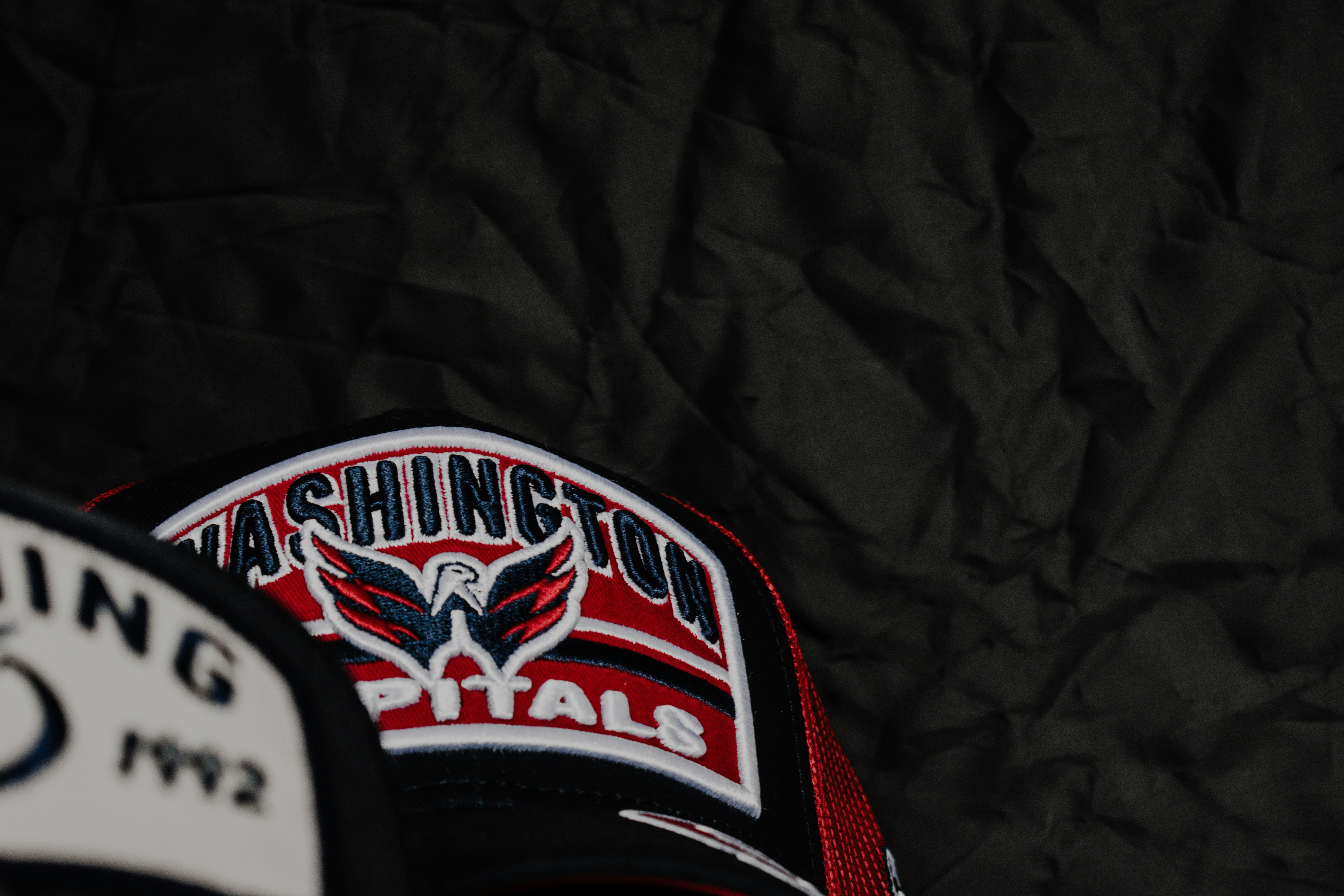 Ein Hut mit einem Washington Pitala Patch darauf