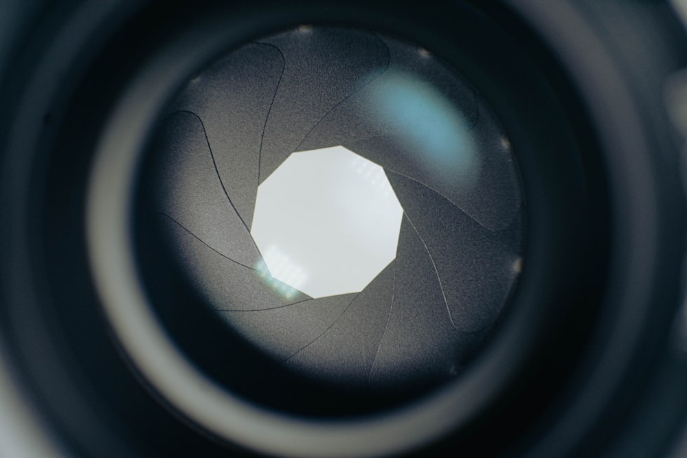 uma visão de perto de uma lente de câmera