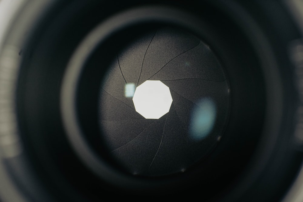 um close up de uma lente de câmera com um orifício nela