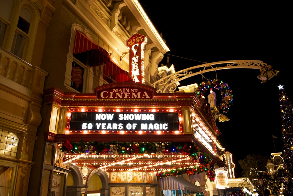 Una carpa de teatro iluminada por la noche con luces navideñas